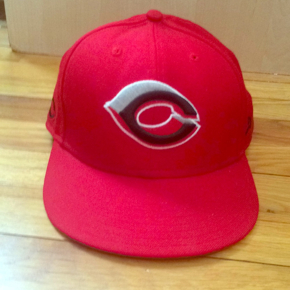 Cincinnati reds flat bill hat. Size 7 3/4